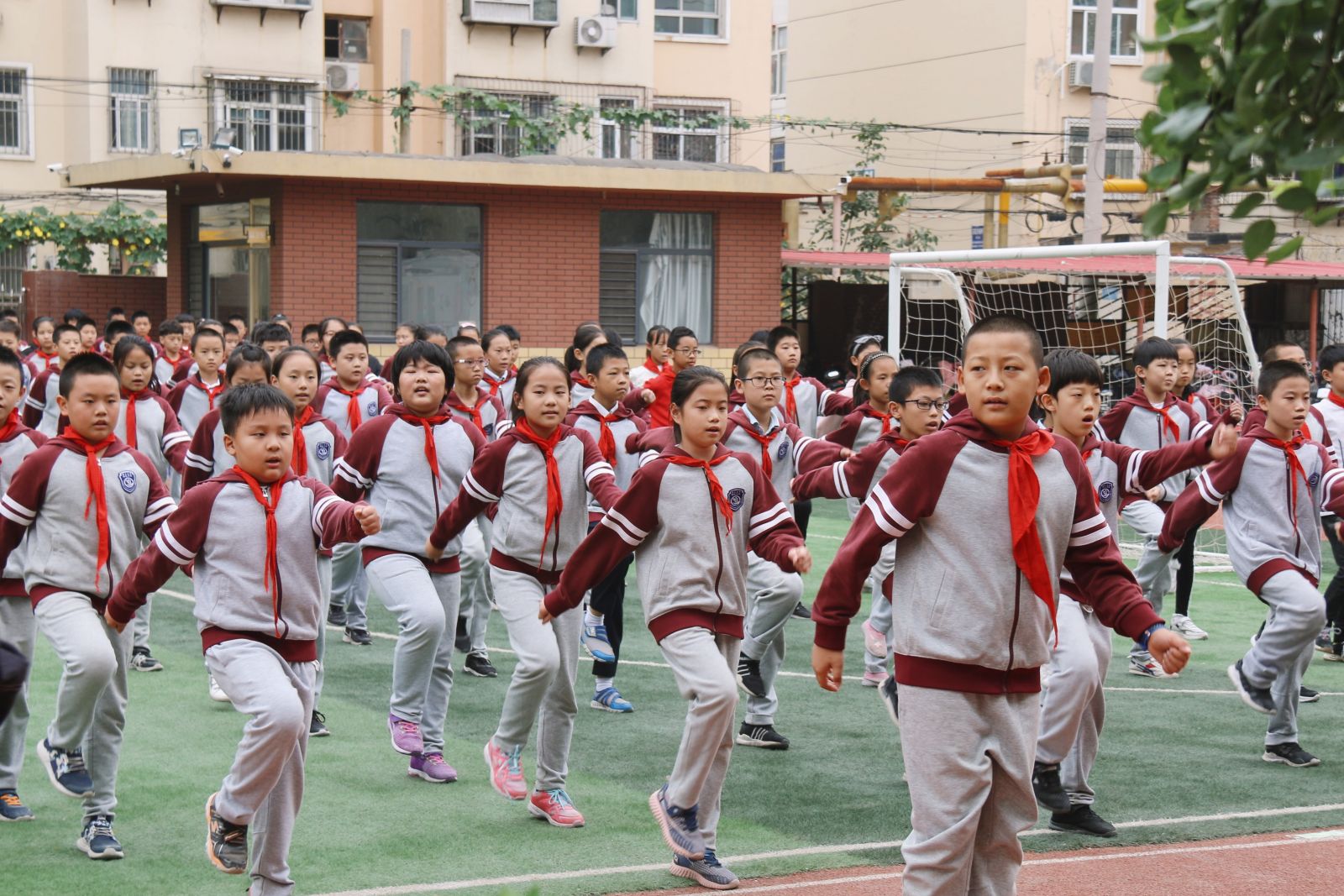 彰显阳光活力 展示学生风采——阳光未来国际小学队列